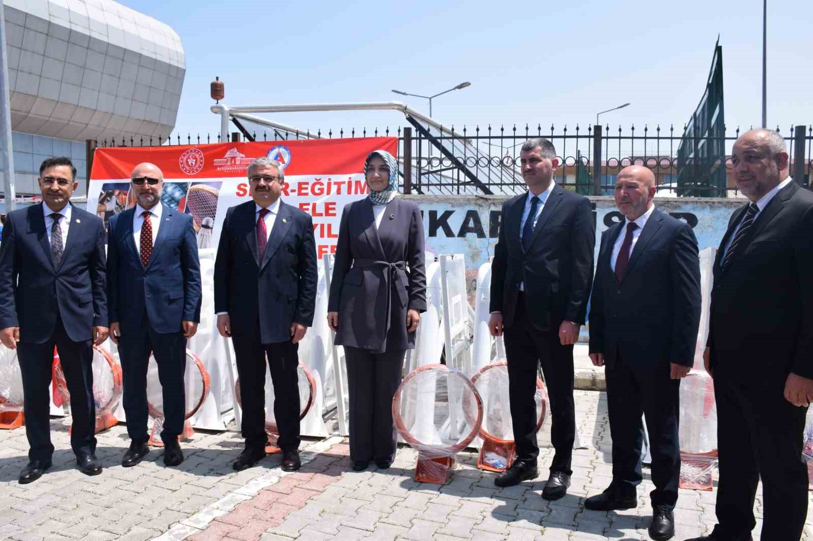 koy-okullarina-spor-malzemeleri-dagitilmaya-baslandi