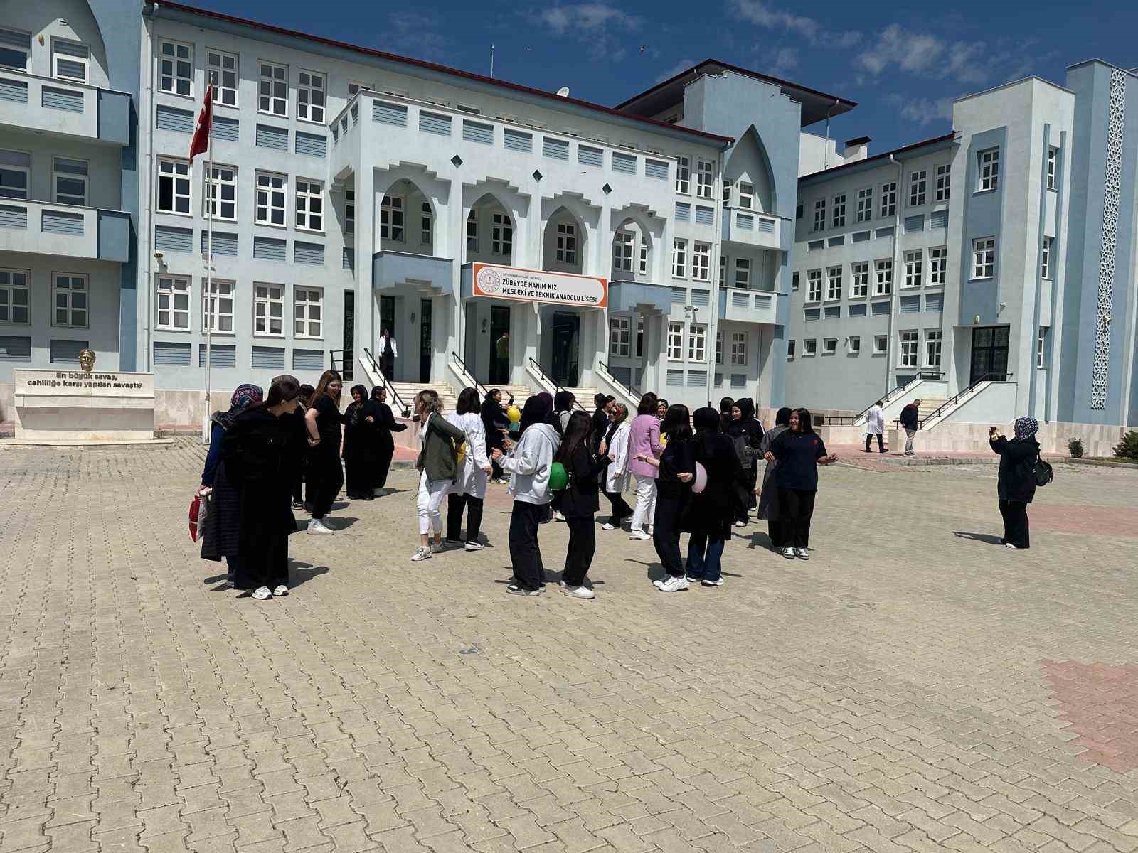 lise-ogrencilerinden-meslegimi-ogreniyorum-ailemle-paylasiyorum-etkinligi