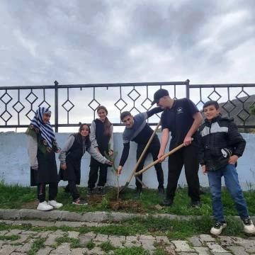 ogrenciler-fidan-dikti