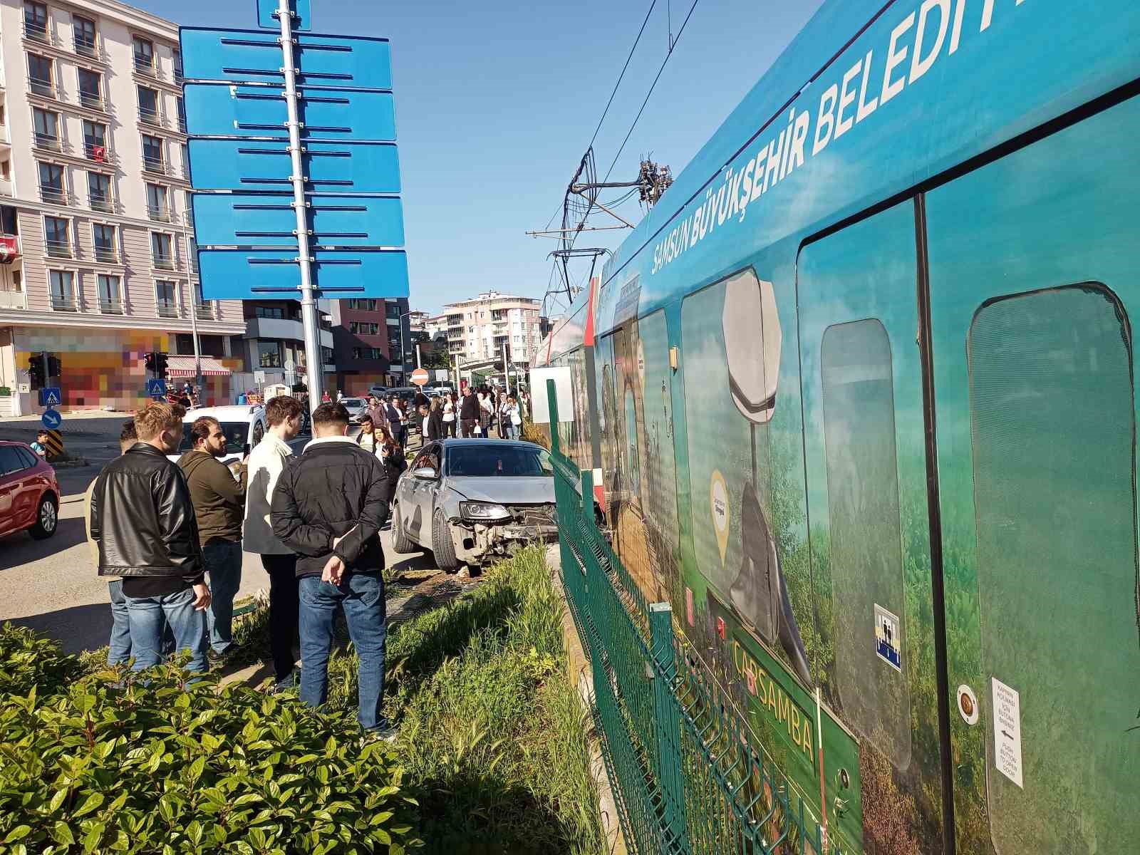 samsunda-kirmizi-isik-ihlali-yapan-otomobil-tramvay-ile-carpisti