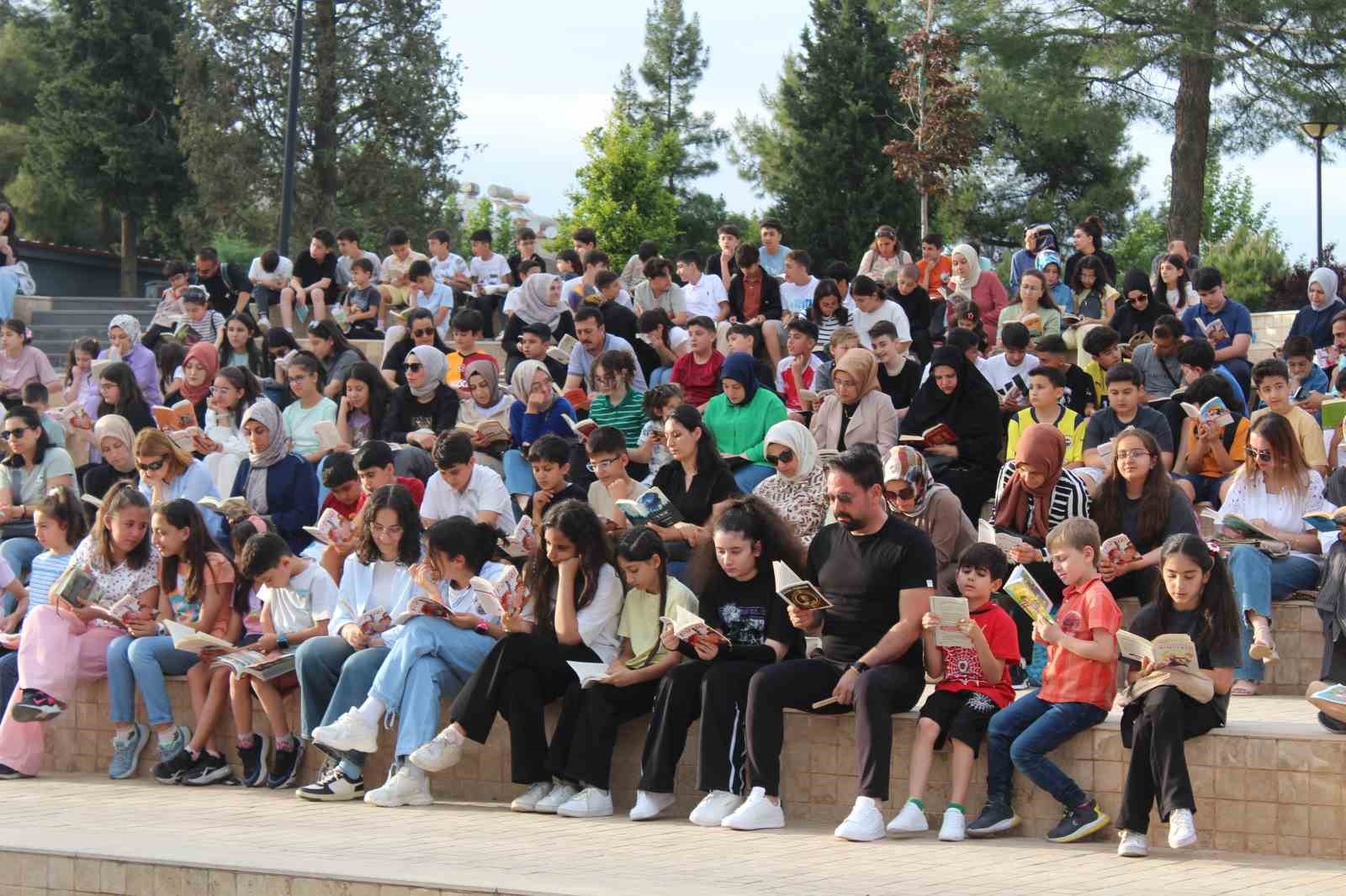 siirtte-ogrenciler-ve-veliler-birlikte-kitap-okudu