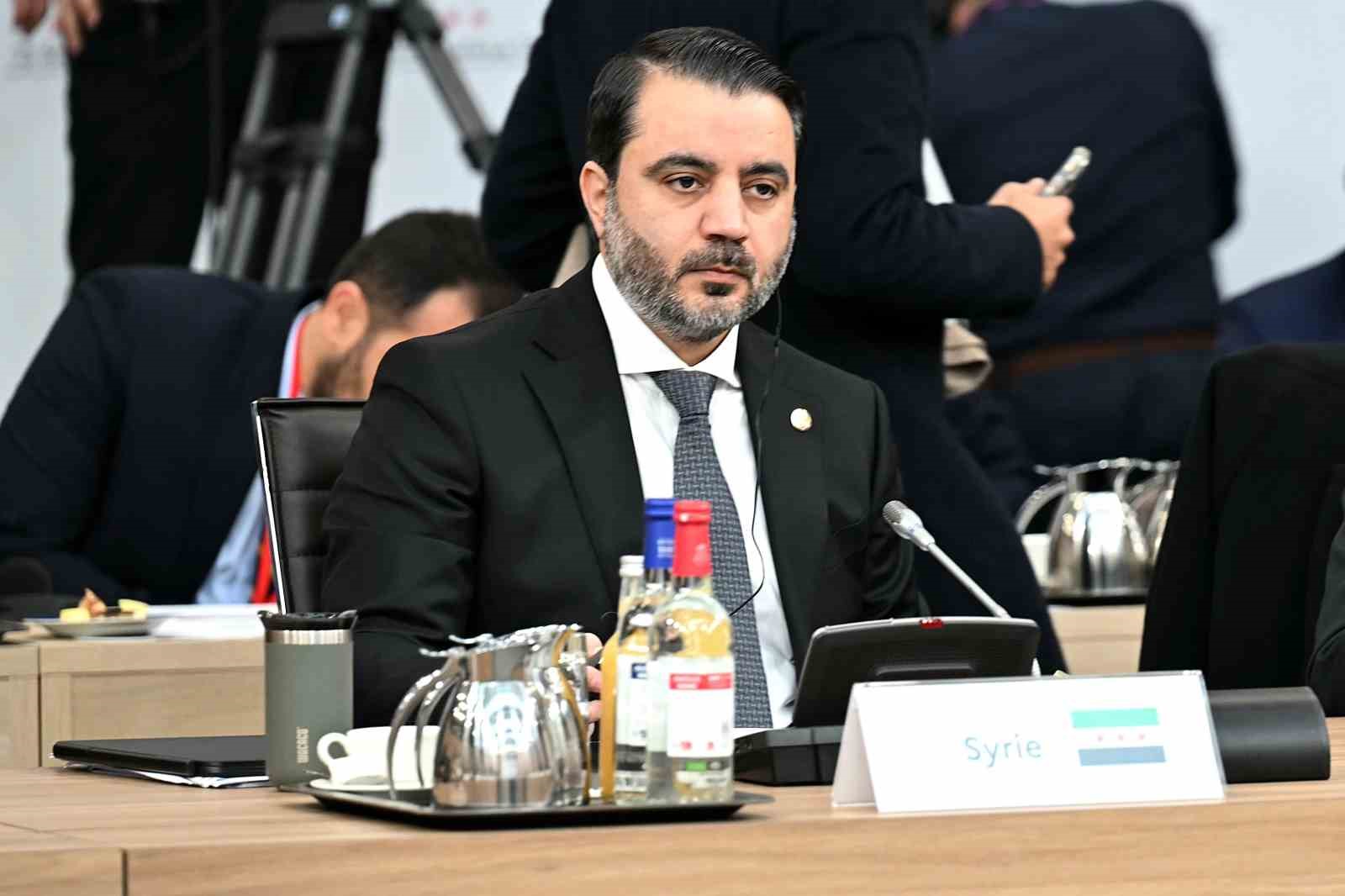 suriye-disisleri-bakani-seybani-abnin-suriyeye-uyguladigi-yaptirimlari-kaldirarak-suriye-halkiyla-birlikte-yeni-bir-tarihi-basariya-imza-attik