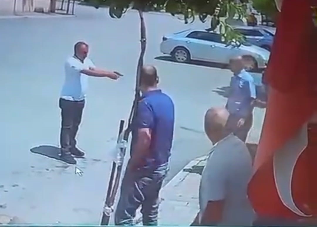taksicinin-kardesi-tarafindan-vurulma-anlari-kamerada-once-vurmus-sonra-112yi-aramis