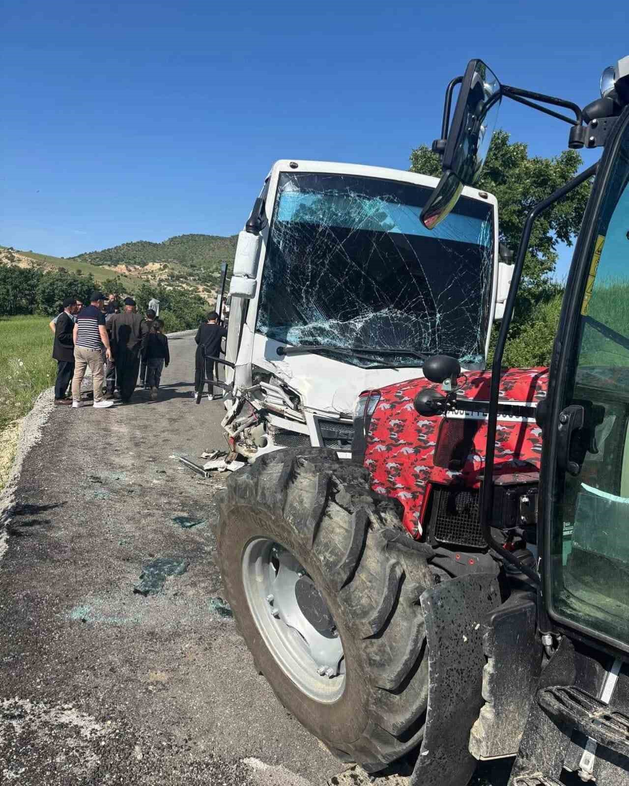 tuncelide-ogrenci-servisi-kaza-yapti-8-ogrenci-yaralandi