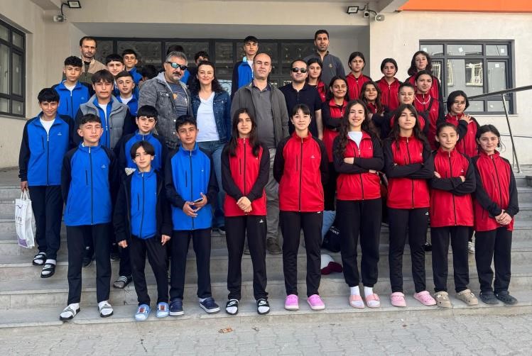 vandaki-ortaokulun-spor-basarisi-goz-doldurdu