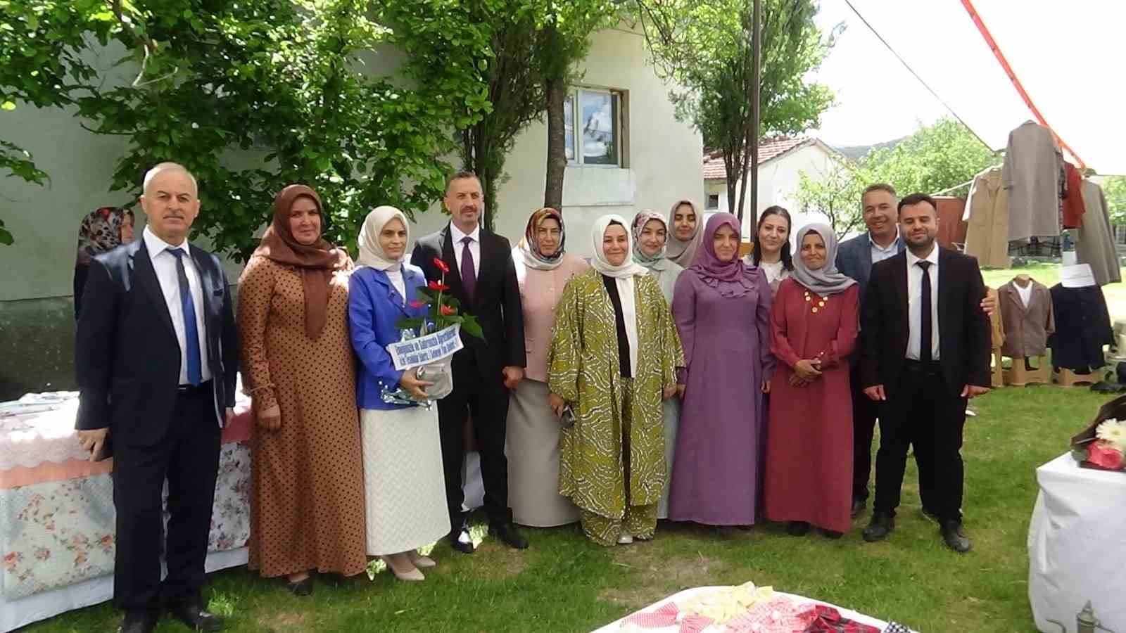 8-kadin-halk-egitimde-ogrendigi-iscilikle-el-emegi-urunlerle-sergi-acti