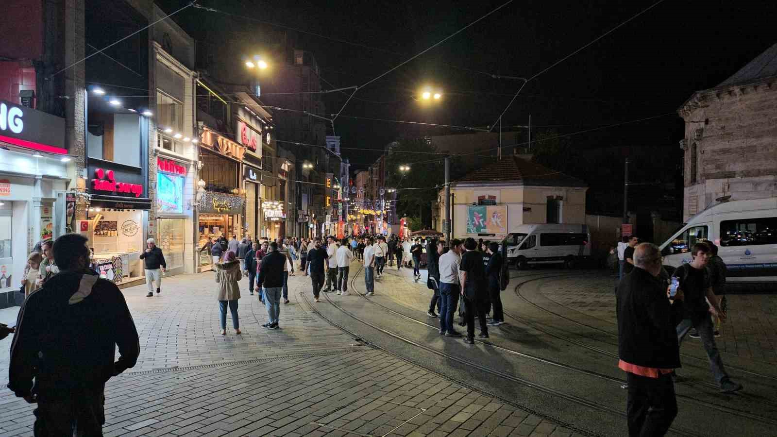 afad-marmara-denizi-buyukcekmece-aciklarinda-saat-23-36da-4-0-buyuklugunde-deprem-meydana-geldi