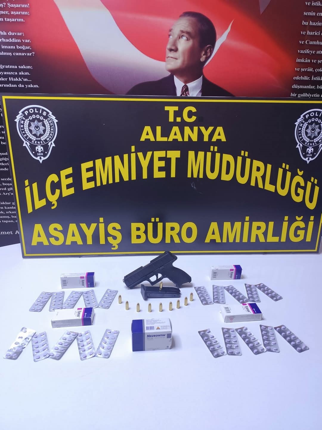 alanyada-ruhsatsiz-silah-ve-uyusturucu-hap-ele-gecirildi