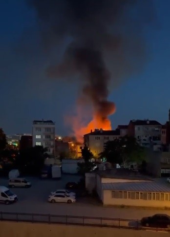 alevler-geceyi-aydinlatti-yanginda-1-kisi-hayatini-kaybetti