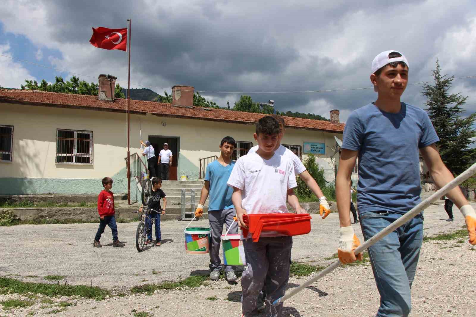 amasyada-koy-okulunu-liselilerin-tamir-takimi-boyadi