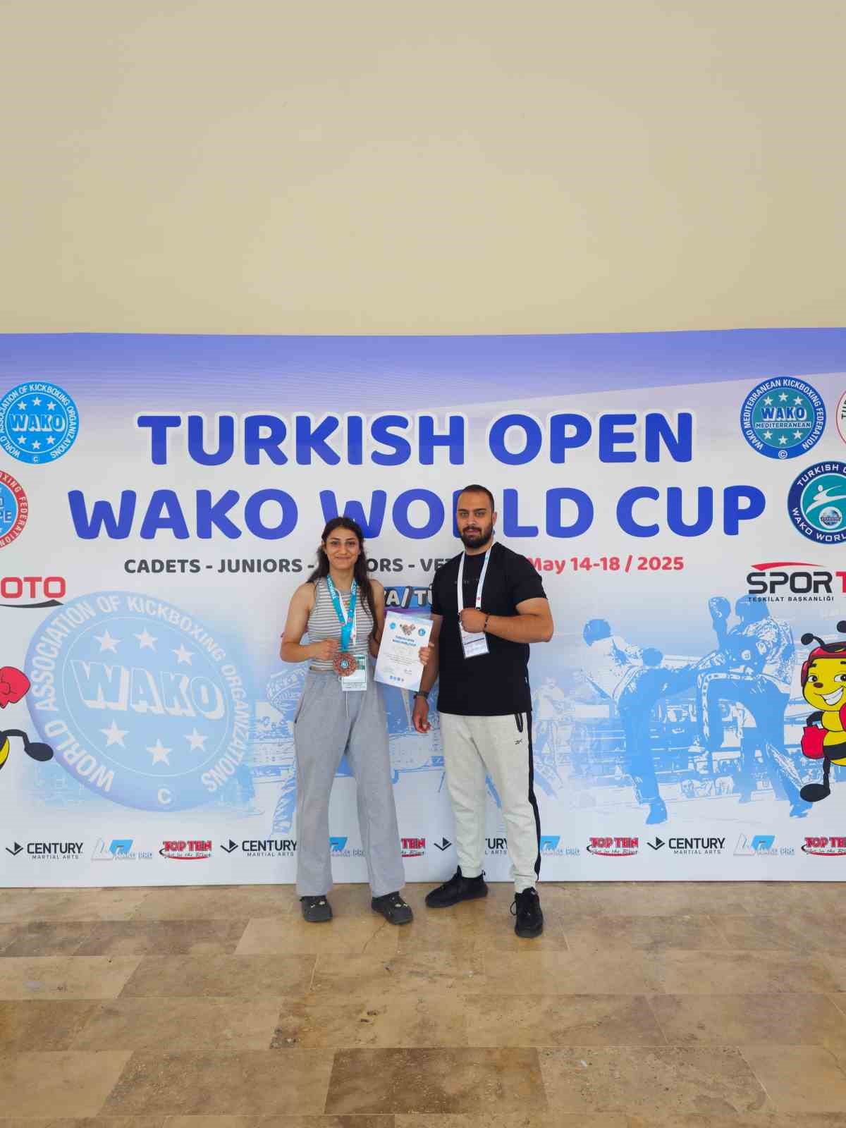 antalyada-elazigli-sporcular-madalyalari-topladi