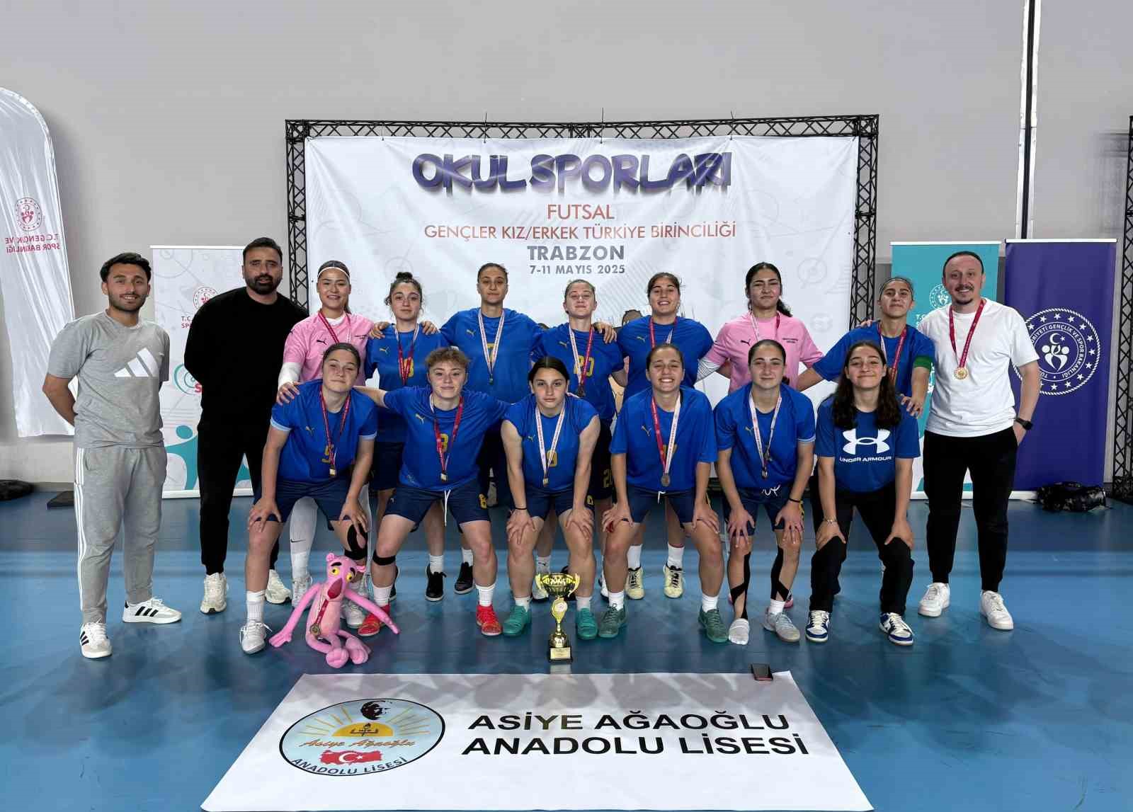 asiye-agaoglu-anadolu-lisesi-kiz-futsal-takimi-dunya-kupasi-yolcusu