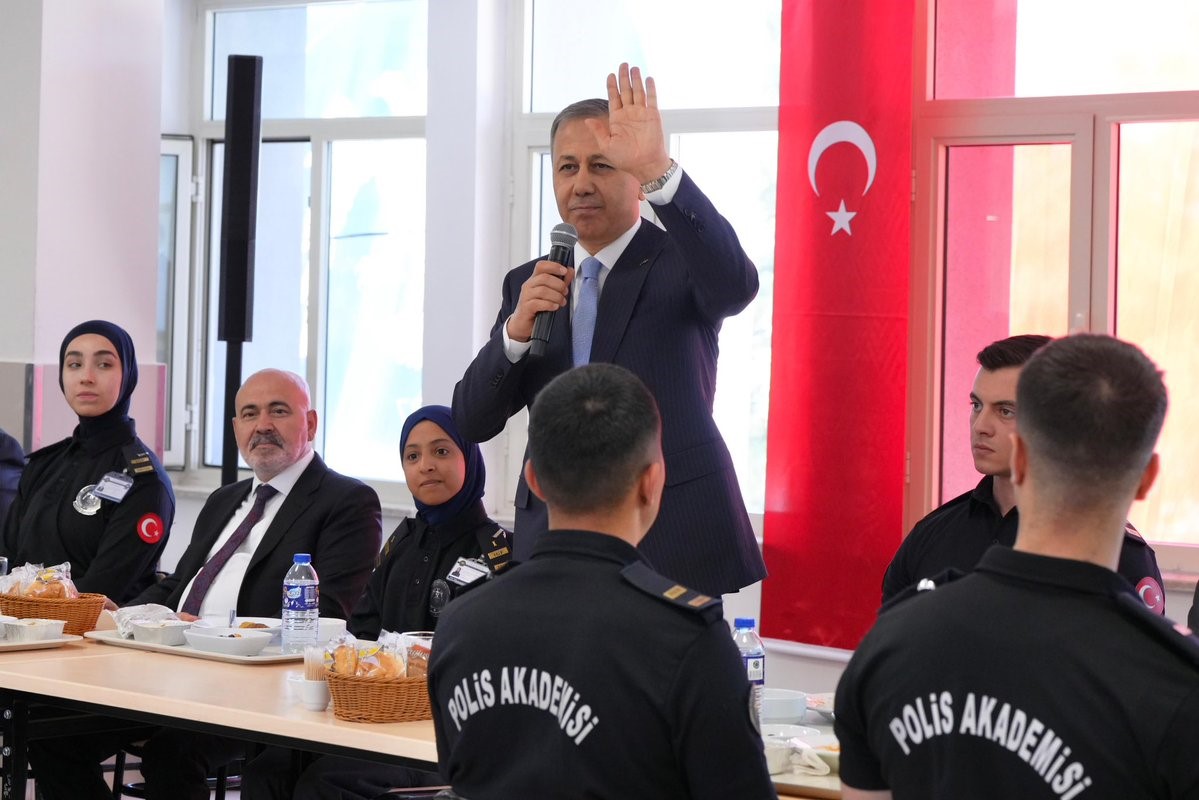 bakan-yerlikaya-polis-akademisinde-ogrencilerle-bir-araya-geldi