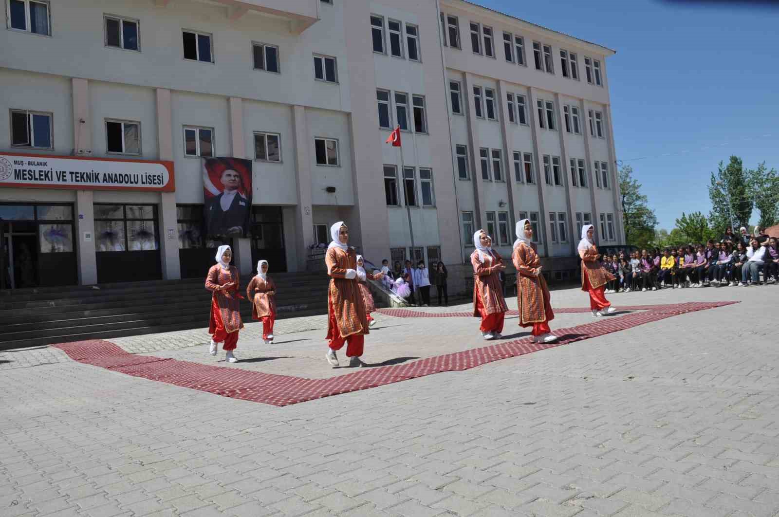 bulanikli-ogrencilerden-yilsonu-etkinligi