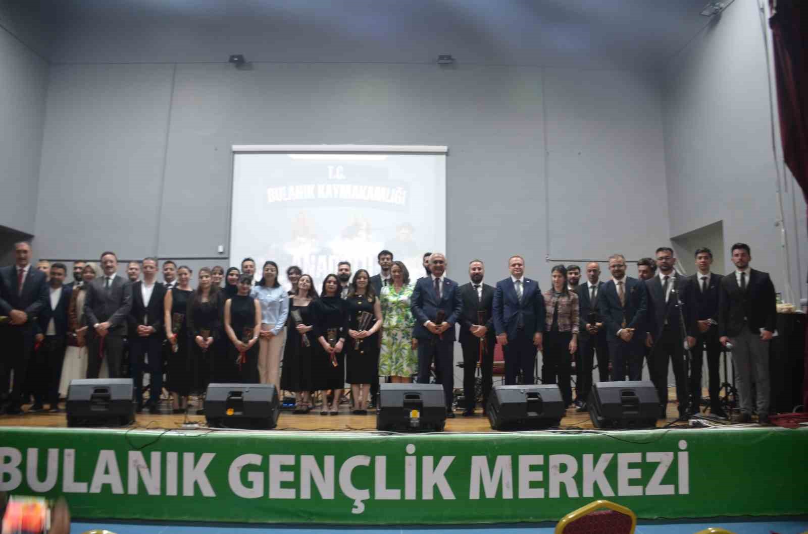 bulanikta-anadolu-turkuleri-halk-konserine-yogun-ilgi