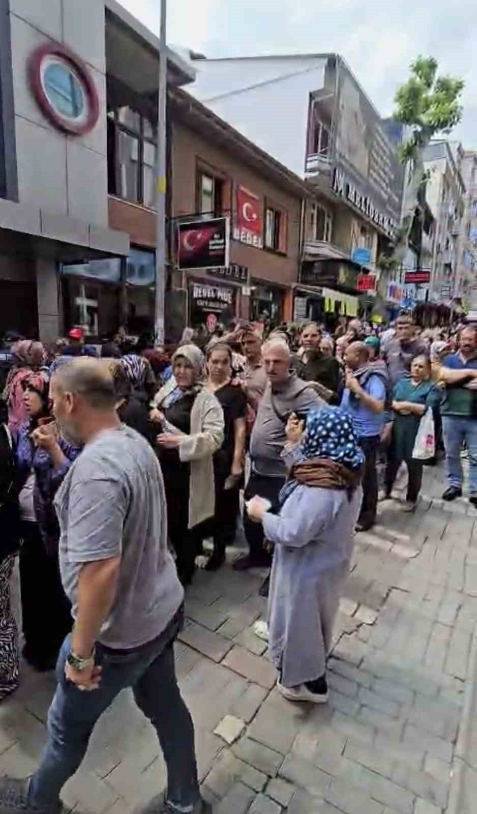bursada-cekilisi-duyan-magaza-onune-kostu