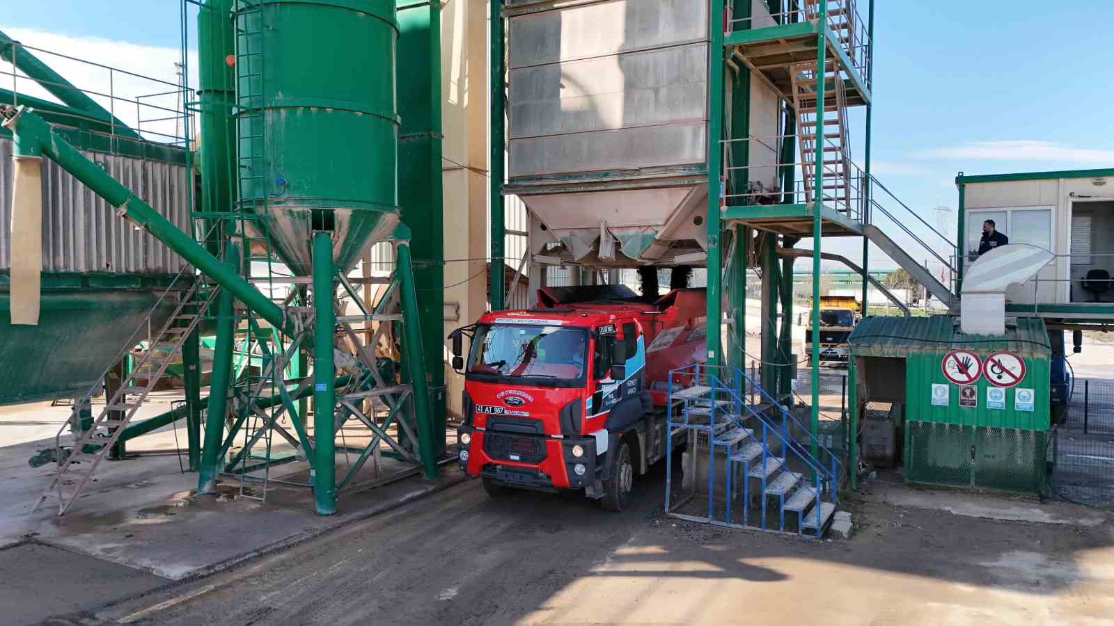 buyuksehir-saatte-240-ton-asfalt-uretiyor