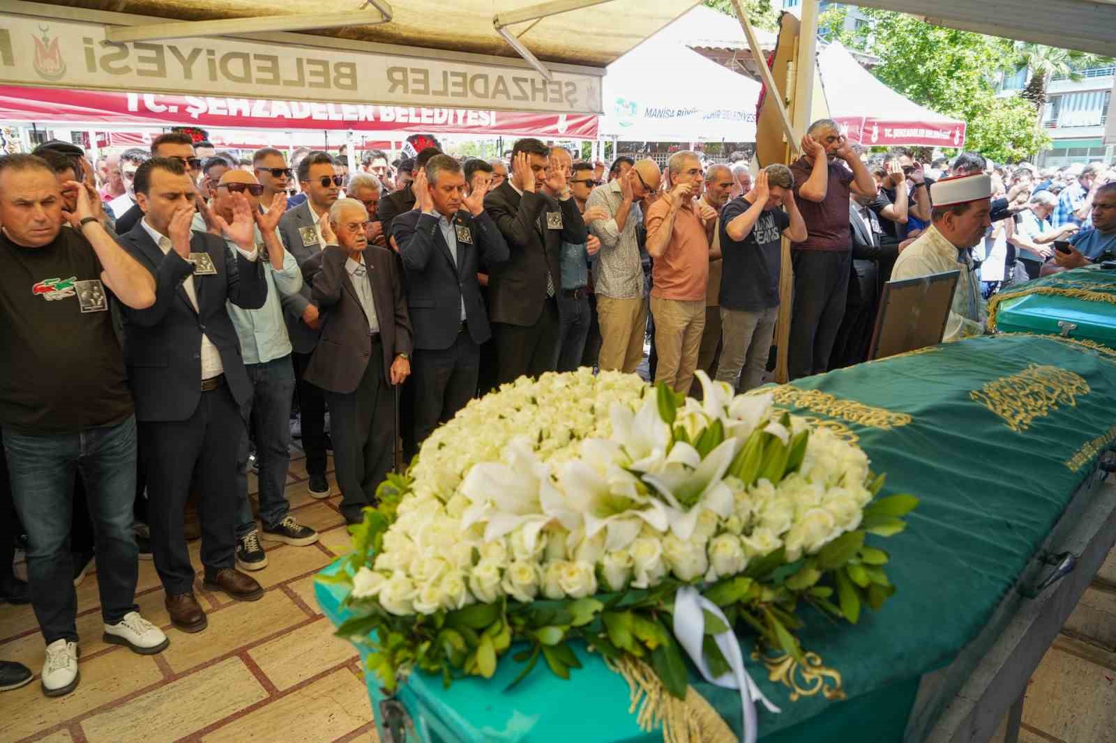 chp-lideri-ozel-manisada-cenaze-torenine-katildi
