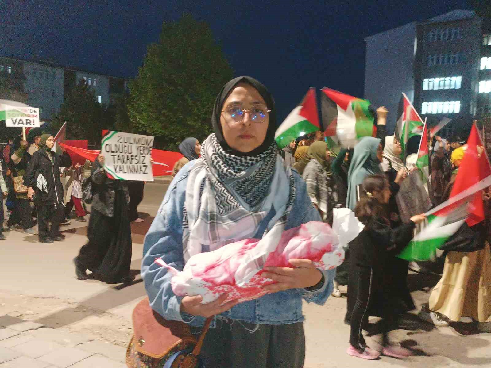 cumhuriyet-universitesi-ogrencileri-kanli-bebek-maketleriyle-israili-protesto-etti
