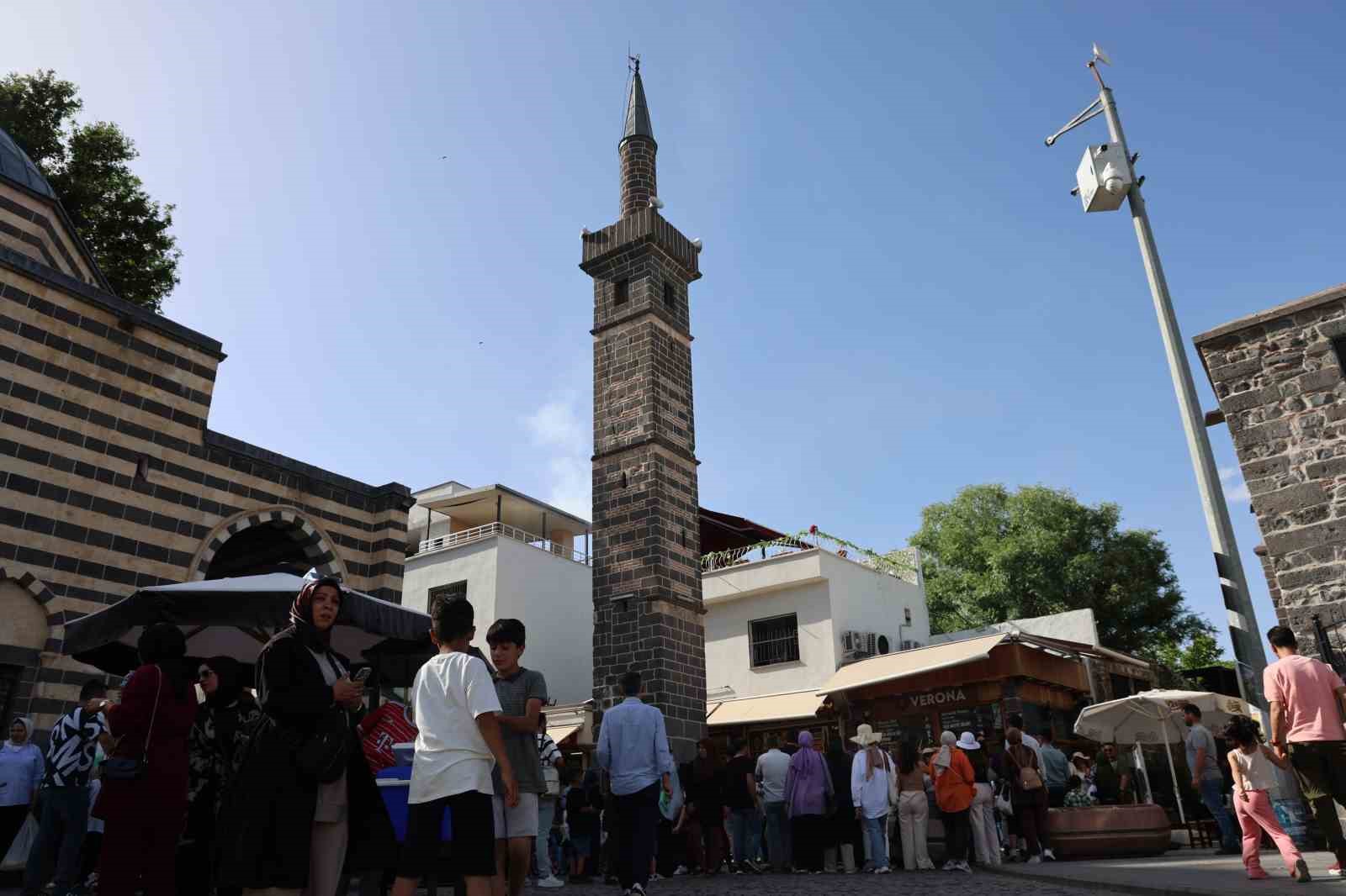 diyarbakira-gelen-ziyaretciler-540-yillik-dort-ayakli-minarenin-etrafindan-7-kez-gecerek-dilekte-bulunuyor