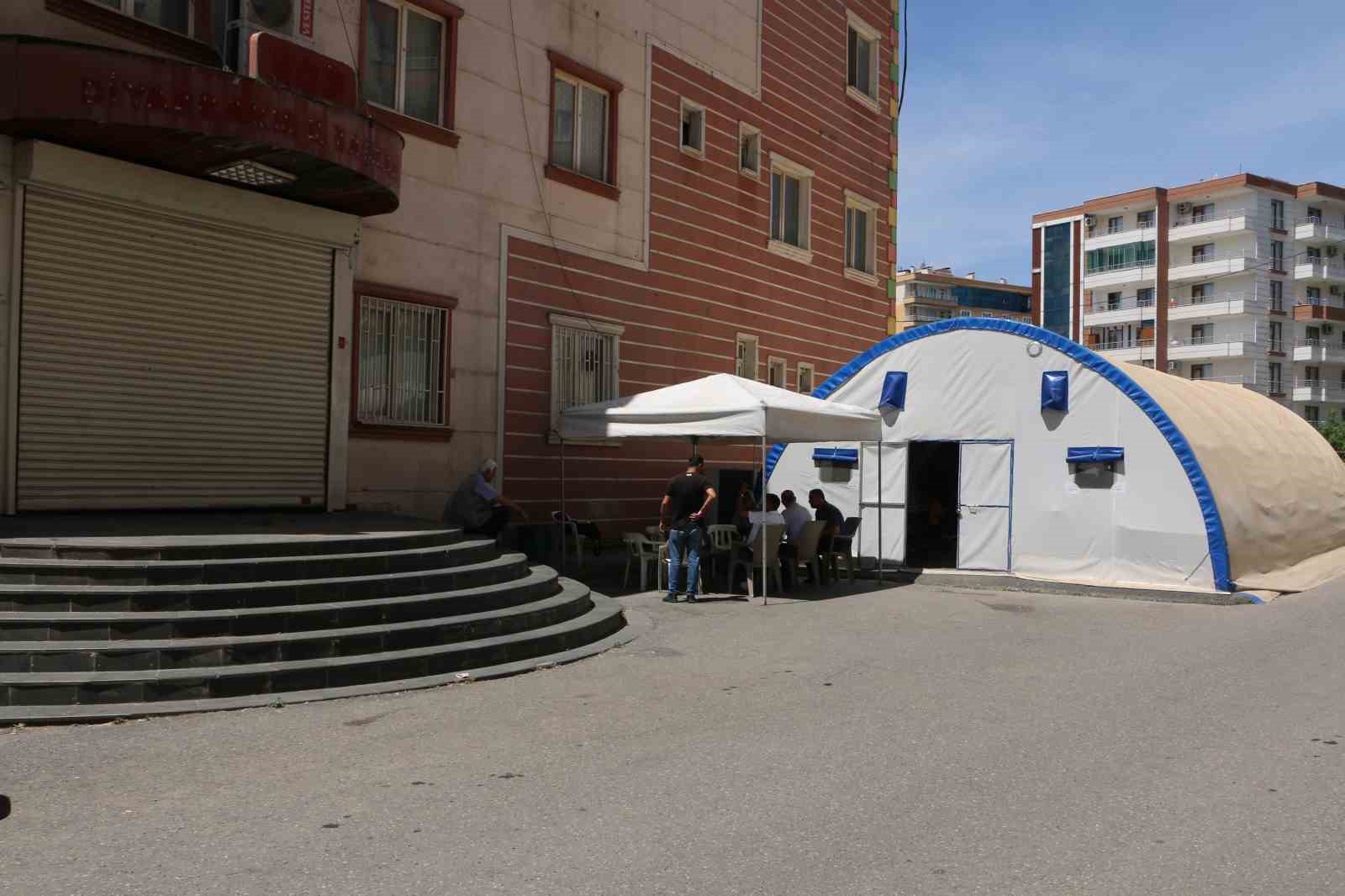 diyarbakirda-evlat-nobetinde-olan-anne-insallah-baris-olur-cocuklar-eve-doner
