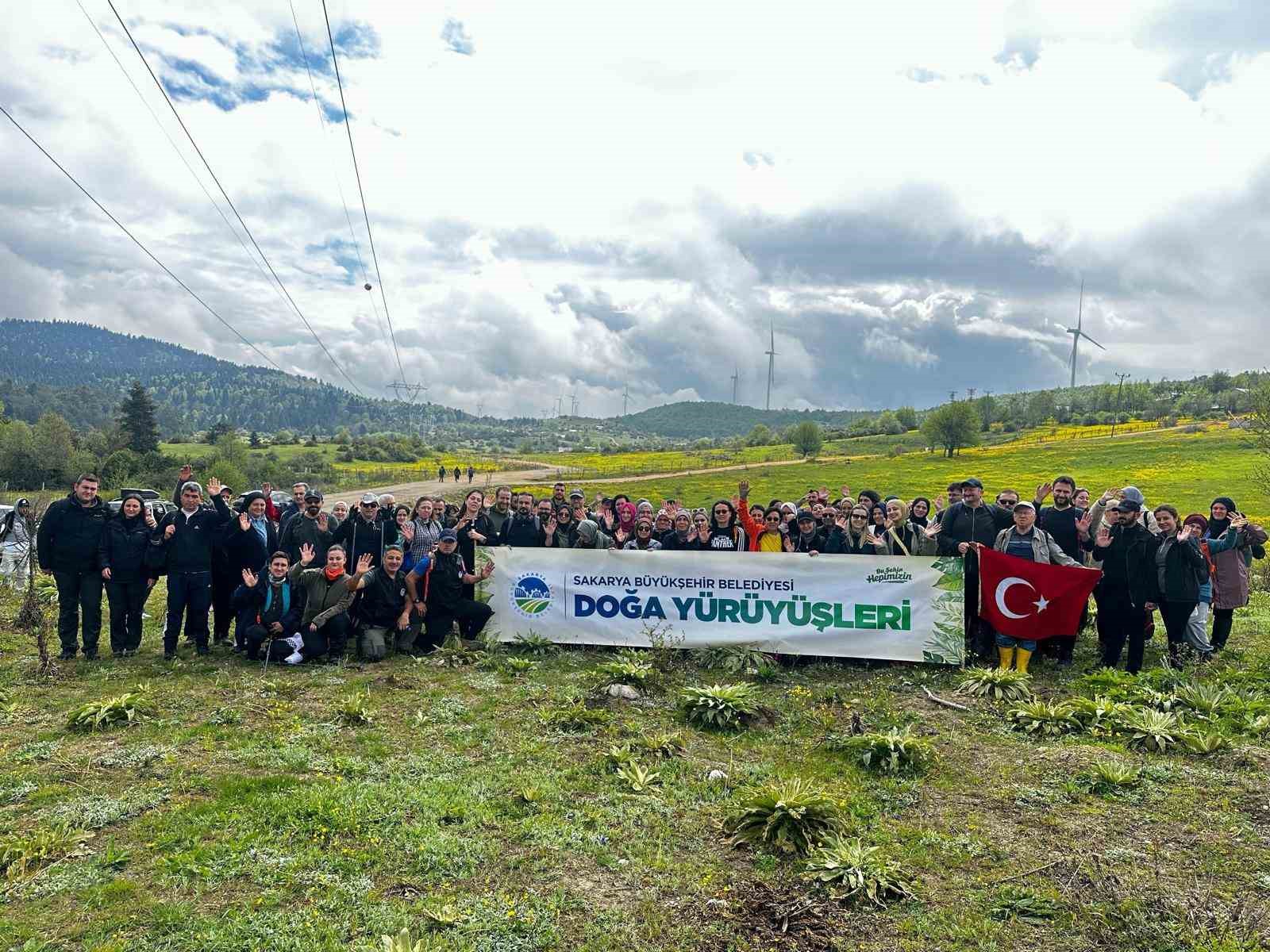 doga-tutkunlari-karagolun-essiz-manzarasini-adim-adim-kesfetti