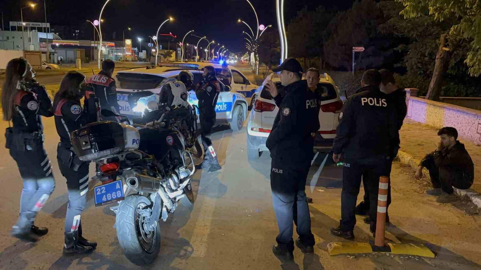 edirnede-dur-ihtarina-uymayan-ehliyetsiz-surucu-polisi-alarma-gecirdi