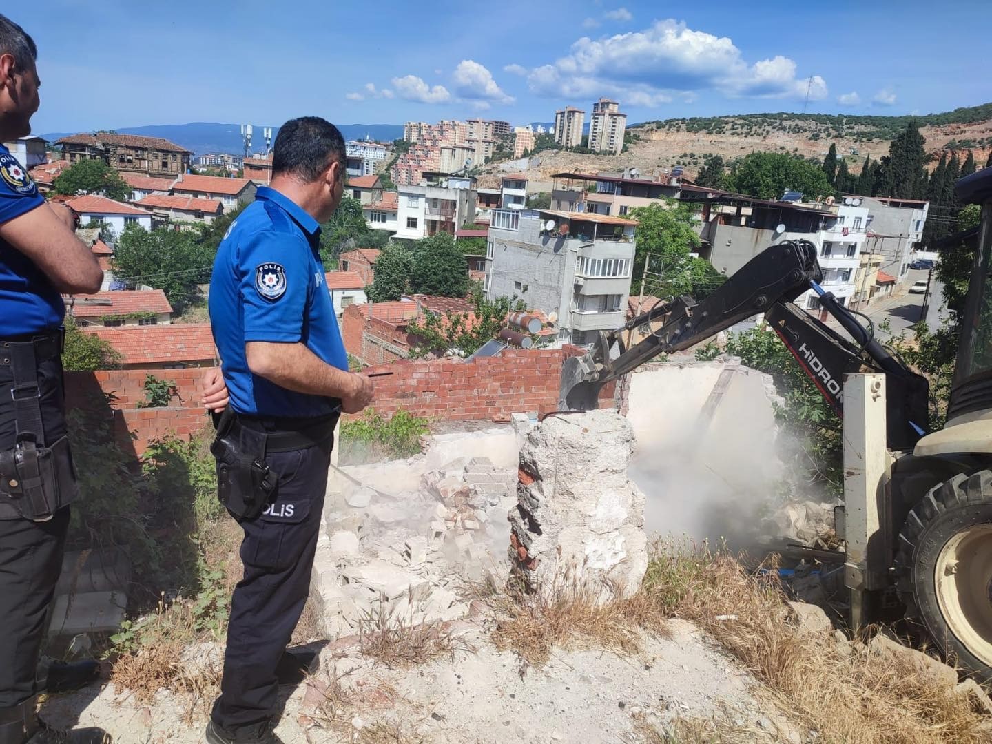 edremitte-metruk-binalar-yikiliyor
