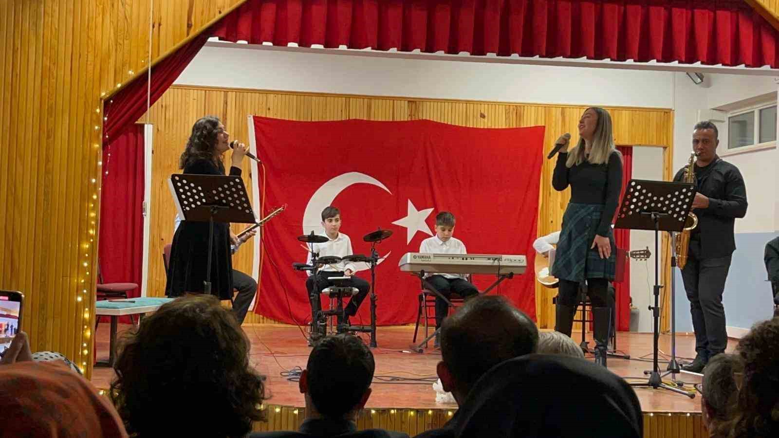 erzincanda-ogretmenler-olusturduklari-koro-ile-konser-verdi