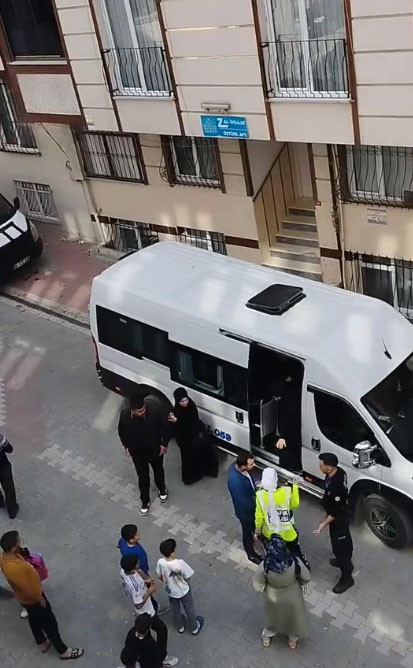 esenyurtta-hatali-sekilde-ogrenci-indiren-servis-surucusu-polisle-tartisti