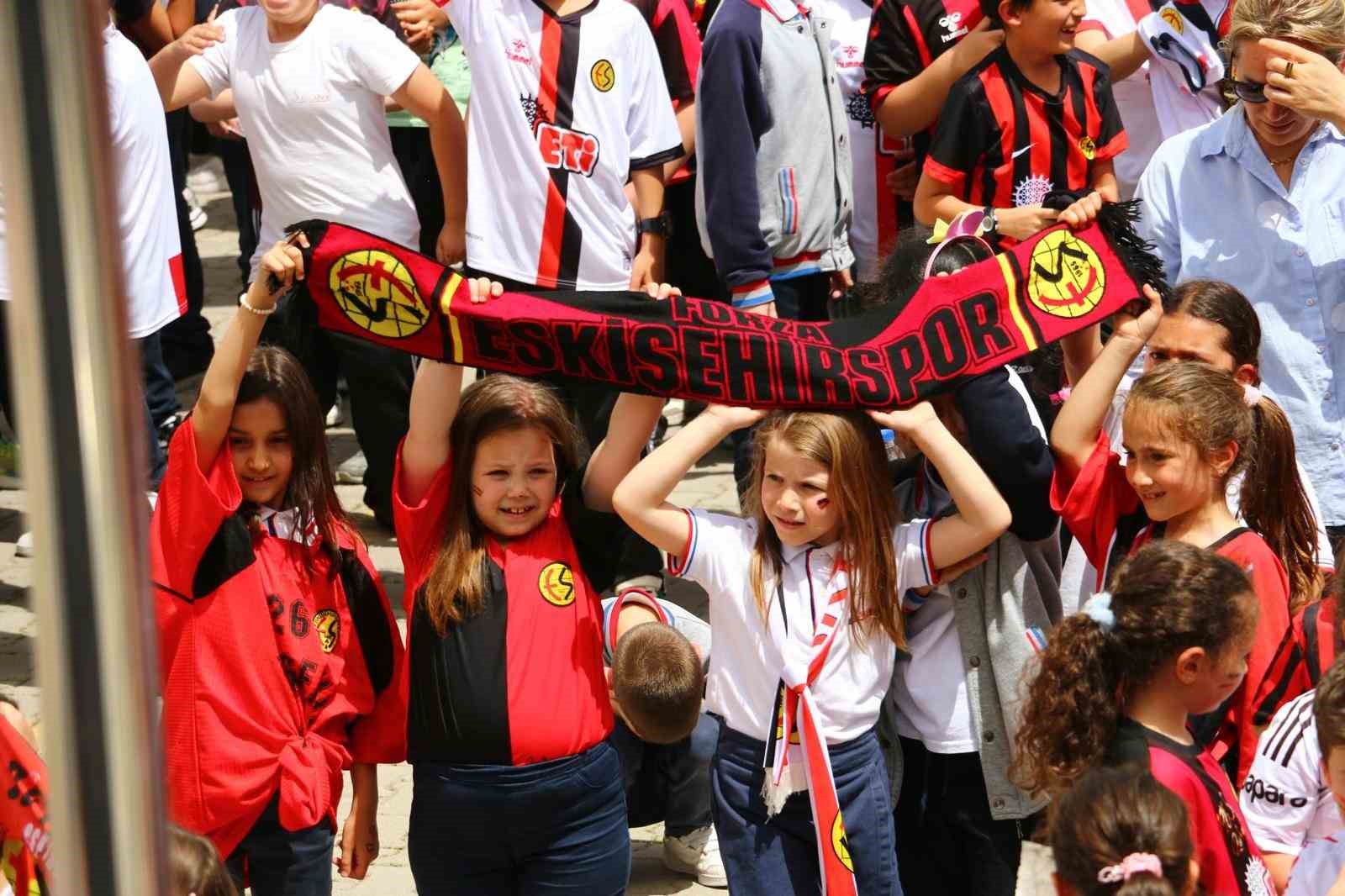 eskisehirspor-futbolculari-ogrencilerle-bulustu