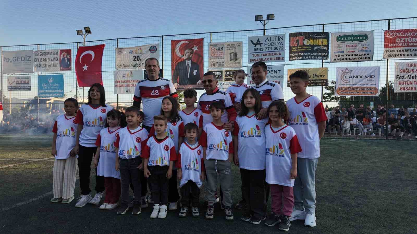 gedizde-hali-saha-turnuvasi-eski-milli-futbolcu-saffet-sancaklinin-katildigi-finalle-sona-erdi