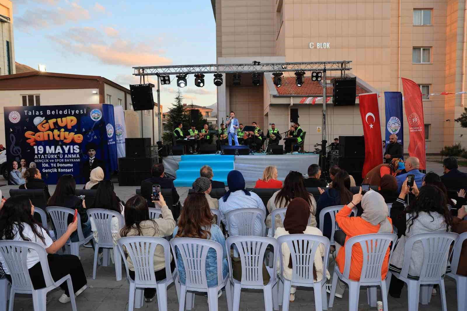 grup-santiye-bu-kez-de-genclik-konserinde-sahne-aldi