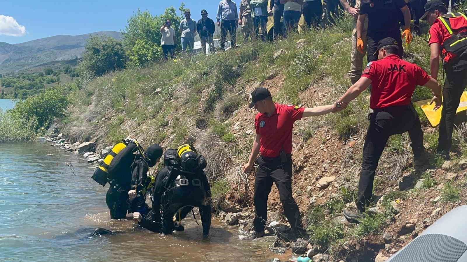 jandarma-sak-timi-nefes-kesen-operasyonda-kayip-sahsi-sualtinda-araciyla-birlikte-buldu