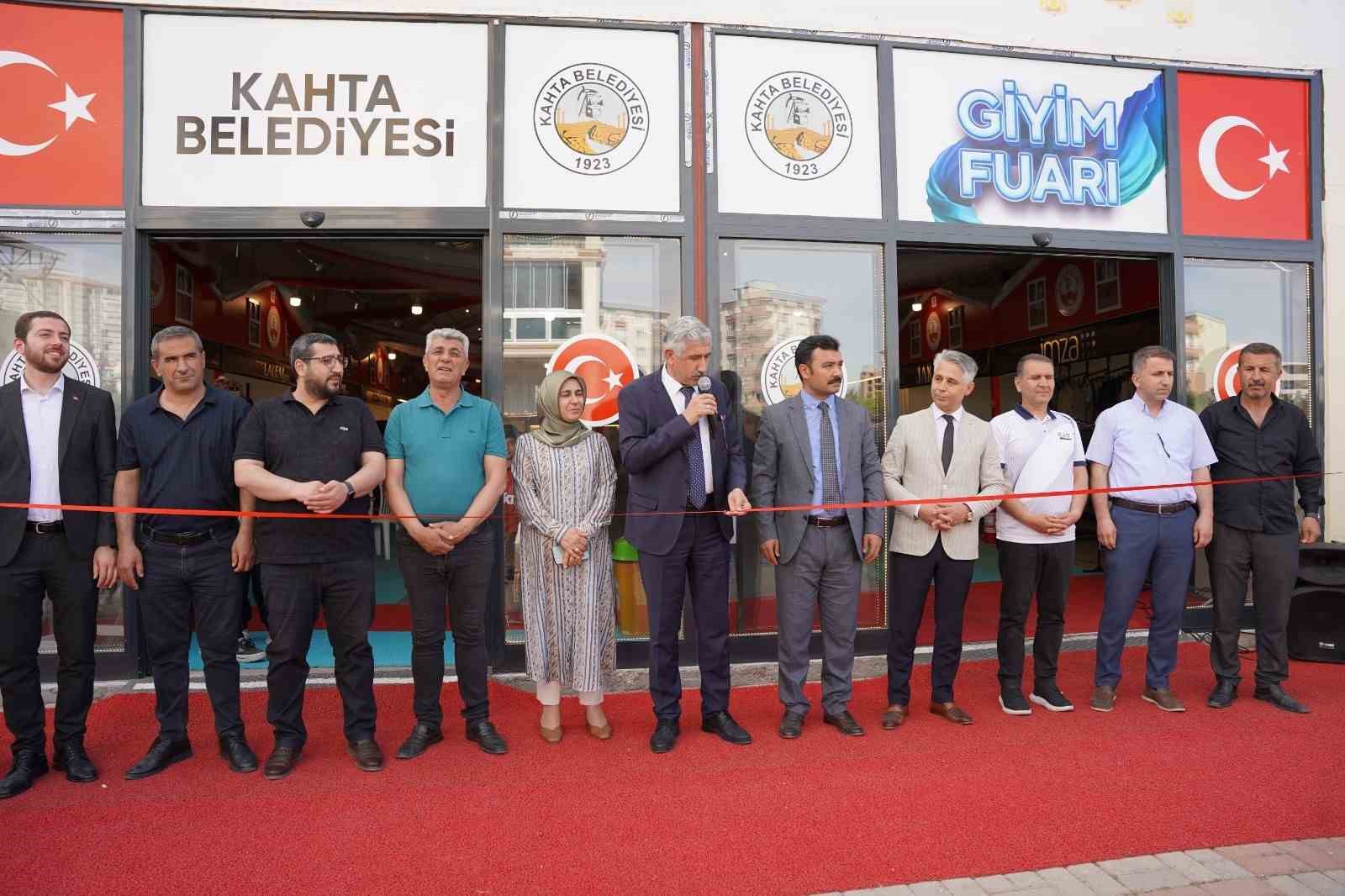 kahta-belediyesi-giyim-fuarini-hizmete-acti