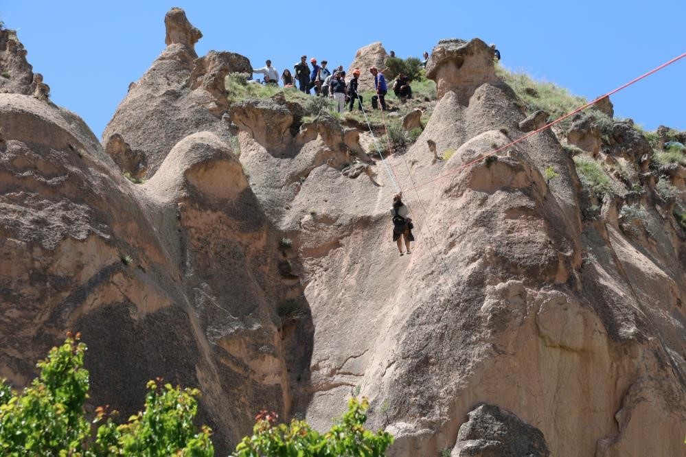 kapadokyada-sicak-hava-balonu-peri-bacalarinin-uzerine-guvenli-inis-yapti-turistler-kurtarildi