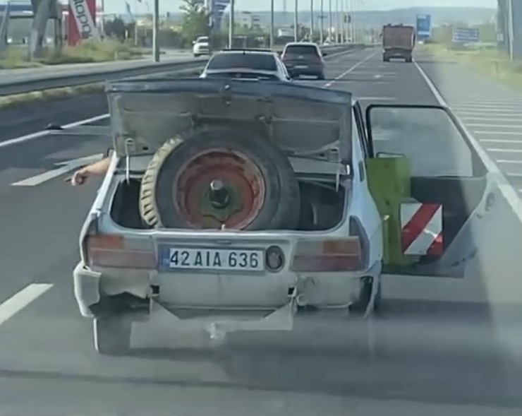 karayolunda-bagaj-ve-kapisi-vaziyette-seyretti