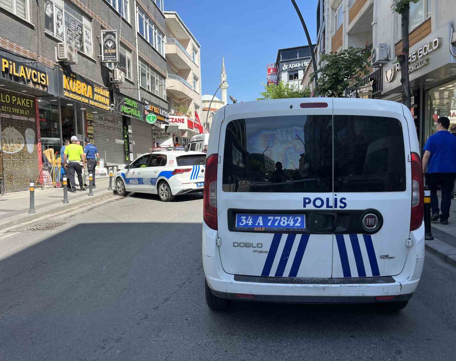 kucukcekmecede-fenalasip-yola-yigilan-adamin-uzerinden-arac-gecti