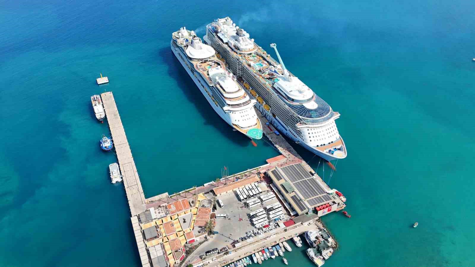 kusadasina-iki-kruvaziyerle-6-bin-409-turist-geldi