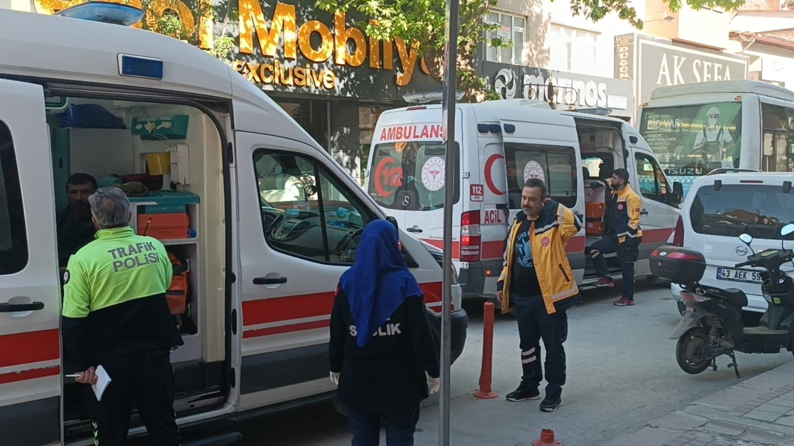 kutahyada-ozel-halk-otobusu-ile-elektrikli-bisiklet-carpisti-3-yarali