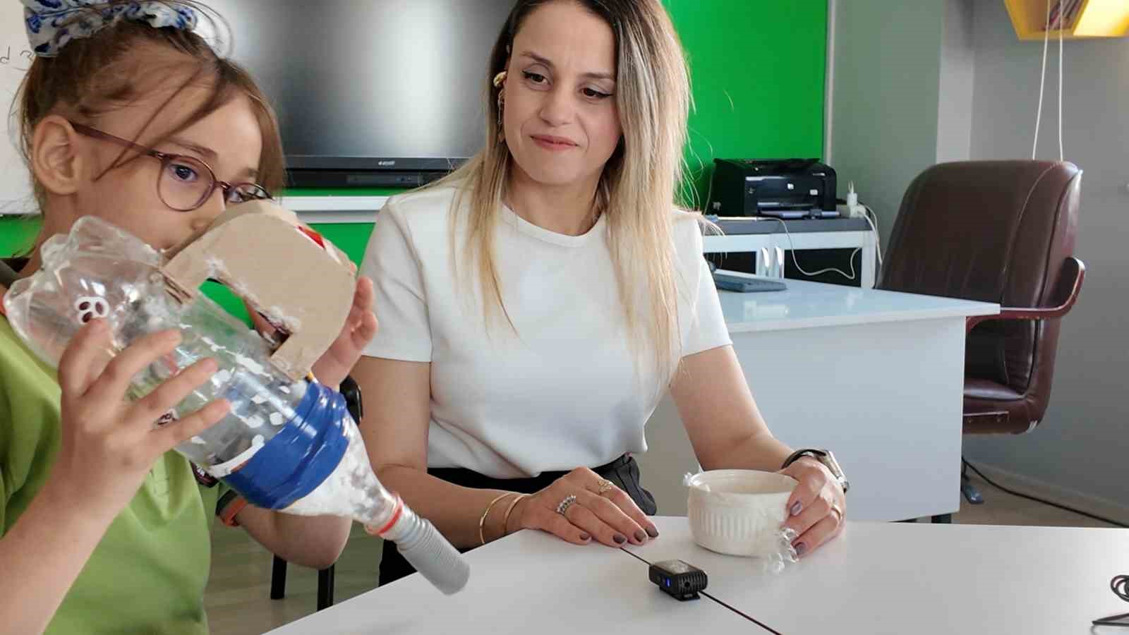 manisali-ilkokul-ogrencisi-atik-malzemelerden-sessiz-supurge-yapti
