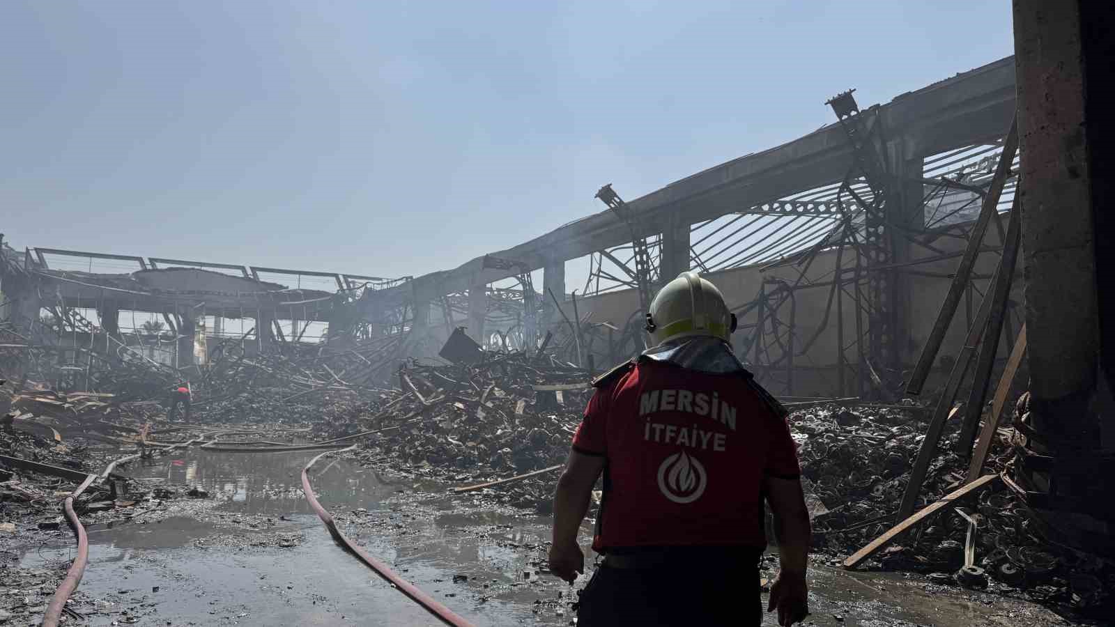 mersindeki-fabrika-yangininda-sogutma-calismalari-suruyor