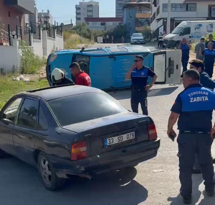 motor-ehliyetli-otomobil-surucusunun-carptigi-zabita-araci-devrildi-2-yarali