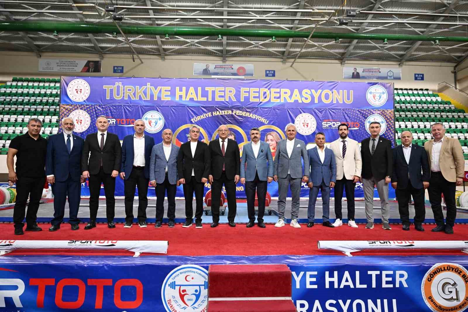 naim-suleymanoglu-spor-kompleksinde-halter-ruzgari