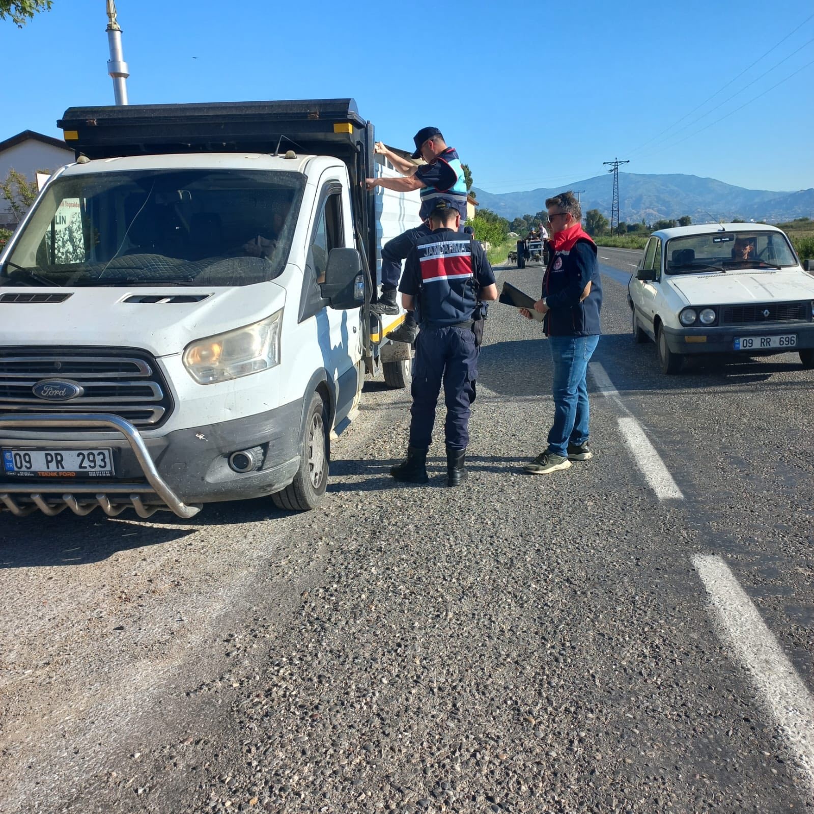 nazillide-rutin-yol-kontrolleri-devam-ediyor