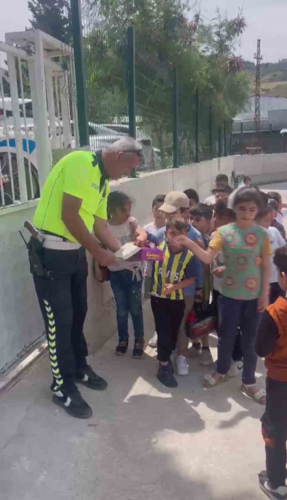 polis-ekiplerinin-okul-onundeki-cikolata-sirasi-yurekleri-isitti