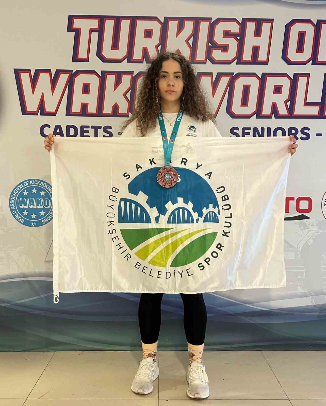sakarya-buyuksehir-sporculari-madalya-kursusunu-bos-birakmiyor