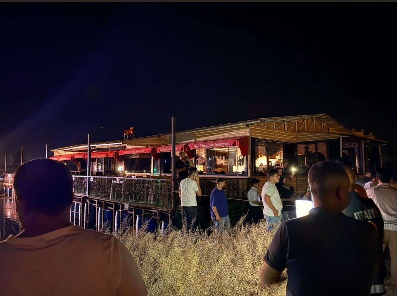 sanliurfada-halatlari-kopan-duba-restoran-musterilerle-birlikte-firat-nehrinde-suruklendi