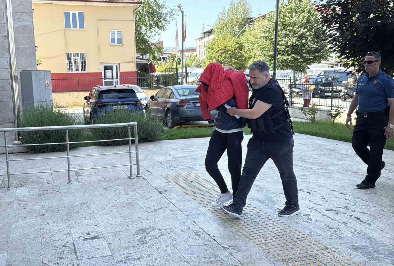 ses-sistemine-gizledikleri-840-uyusturucu-hapla-yakalandilar-yakinlari-goruntu-alan-gazetecileri-tehdit-etti