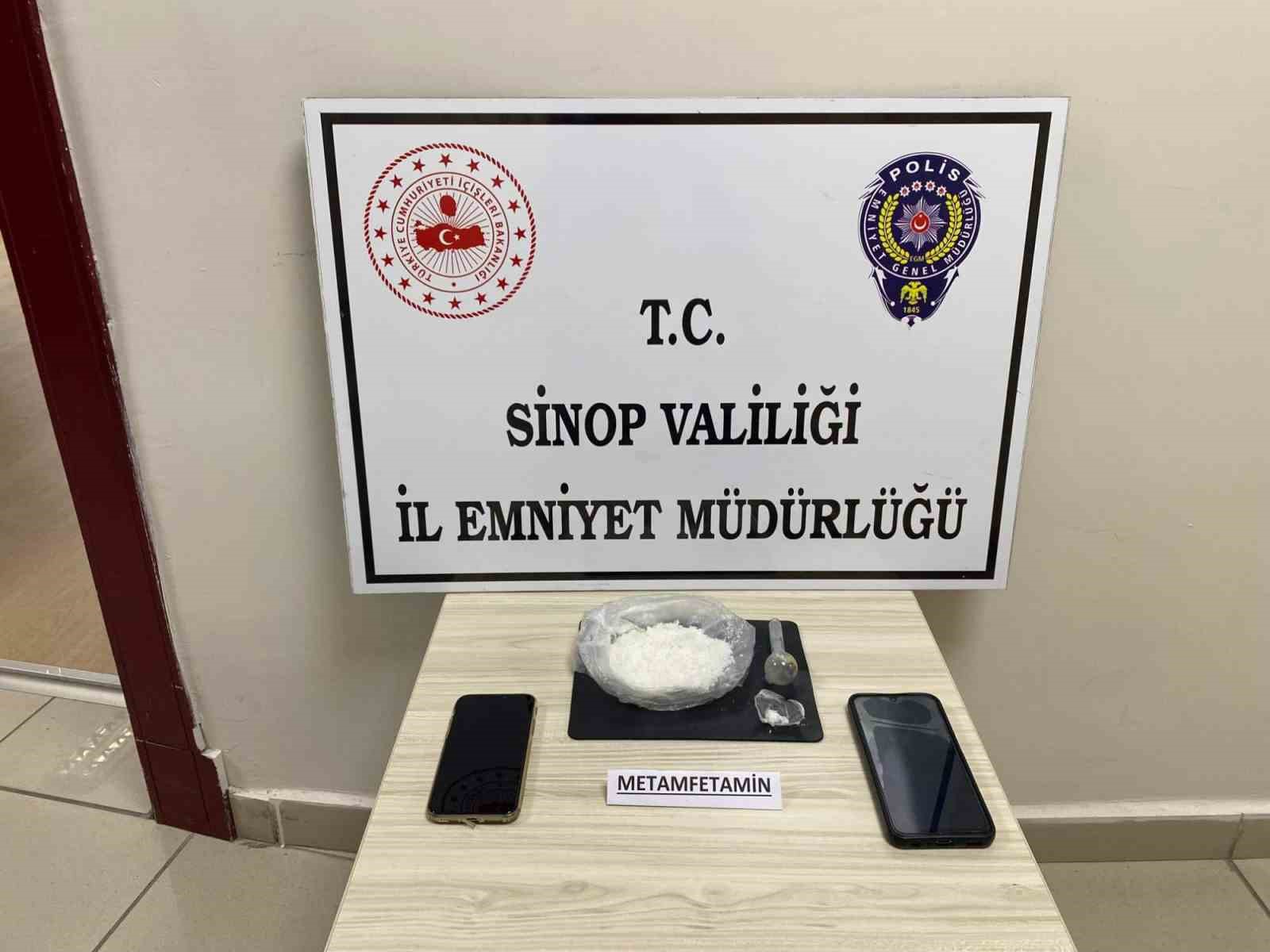 sinopta-71-9-gr-metamfetamin-maddesi-ele-gecirildi